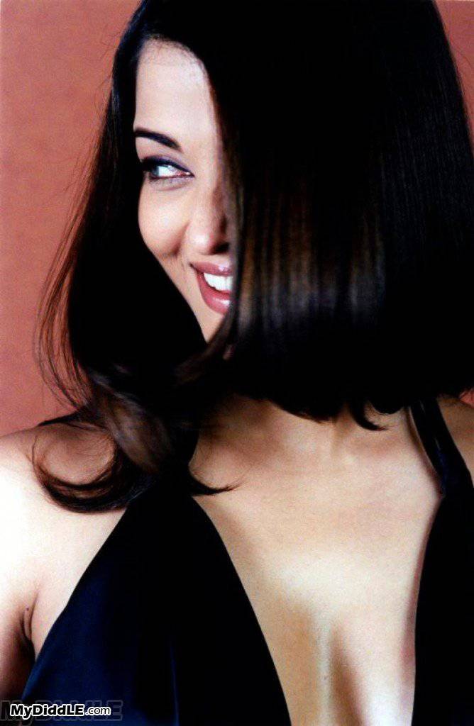 Aish sans BrA and shows Cleavage , B()()b Show | HOTTEST 